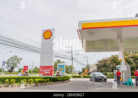 La petite voiture se trouve au dépéneur de pétrole de la station-service Shell à Hua Hin, Thaïlande le 10 septembre 2016 Banque D'Images