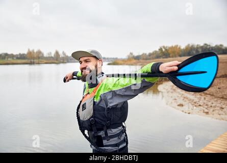 Portrait d'homme barbu en combinaison de plongée sur la plage Banque D'Images