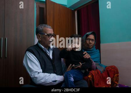 grands-parents indiens avec petit-enfant Banque D'Images