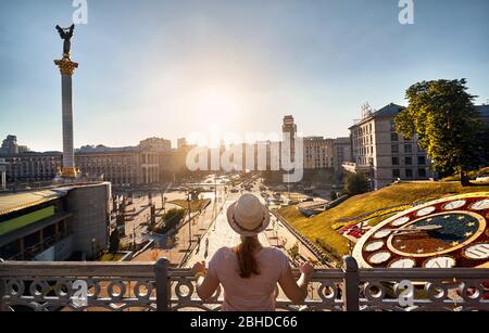 Touriste est à la recherche à la célèbre Place de l'indépendance au coucher du soleil Maidan Nezalezhnosti à Kiev, Ukraine Banque D'Images