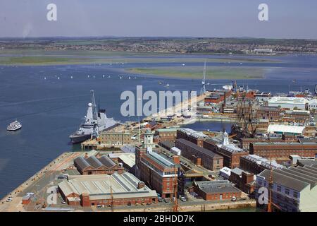 Vue sur le port de Portsmouth et le chantier naval H.M. depuis la plate-forme d'observation, la tour Spinnaker, les quais de Gunwharf, Portsmouth, Hampshire, Angleterre, Royaume-Uni Banque D'Images