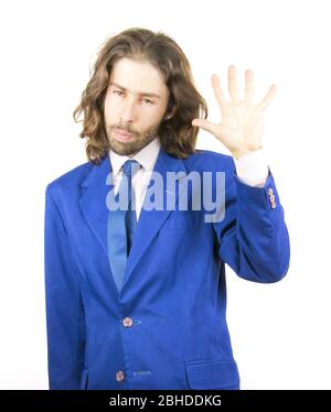 Un homme aux cheveux longs en soirées Banque D'Images