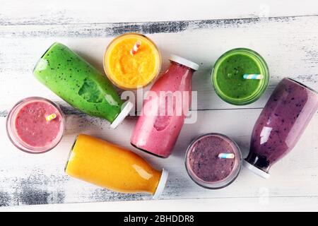 Assortiment de smoothies aux fruits dans des bouteilles en verre. Ingrédients frais biologiques à base de smoothie. Smoothies pour la santé ou le concept de nourriture de régime de DETOX. Banque D'Images