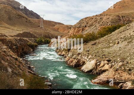 Rivière Kokemeren, rivière de montagne dans la région de Naryn au Kirghizstan. Banque D'Images