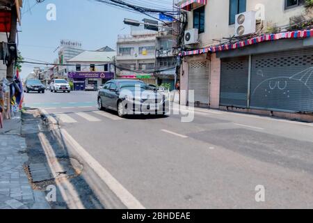 L'accord Honda argent est en pleine pitié dans la rue avec un pavé brisé à Bangkok, Thaïlande le 14 avril 2018 Banque D'Images