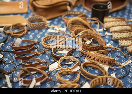 Souvenirs faits à la main en cuir bracelets sur le marché Banque D'Images