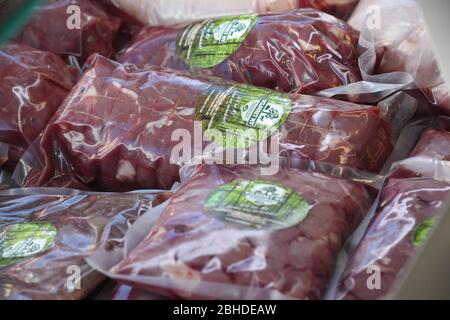 Greifswald, Allemagne. 25 avril 2020. Les produits de jeu sont dans un chariot de vente sur le marché hebdomadaire Greifswald. Les Traders de jeux achètent à peine quelque chose à l'échelle nationale. Soit leurs magasins froids sont pleins, soit ils manquent de l'argent pour payer les chasseurs pour le jeu. Les restaurants ont été les principaux clients des marchands de jeux jusqu'à présent. (Pour dpa 'Hunters ne peut pas se débarrasser du jeu - restaurants étaient les principaux clients") crédit: Stefan Sauer/dpa-Zentralbild/dpa/Alay Live News Banque D'Images