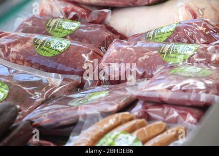 Greifswald, Allemagne. 25 avril 2020. Les produits de jeu sont dans un chariot de vente sur le marché hebdomadaire Greifswald. Les Traders de jeux achètent à peine quelque chose à l'échelle nationale. Soit leurs magasins froids sont pleins, soit ils manquent de l'argent pour payer les chasseurs pour le jeu. Les restaurants ont été les principaux clients des marchands de jeux jusqu'à présent. (Pour dpa 'Hunters ne peut pas se débarrasser du jeu - restaurants étaient les principaux clients") crédit: Stefan Sauer/dpa-Zentralbild/dpa/Alay Live News Banque D'Images