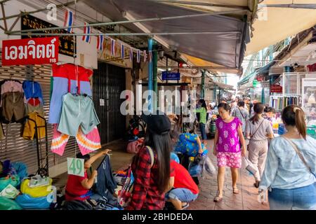 Les thaïlandais en marchant pour acheter des vêtements sur le pavé montrant leur style de vie commun à Bangkok; Thaïlande le 14 avril 2018 Banque D'Images