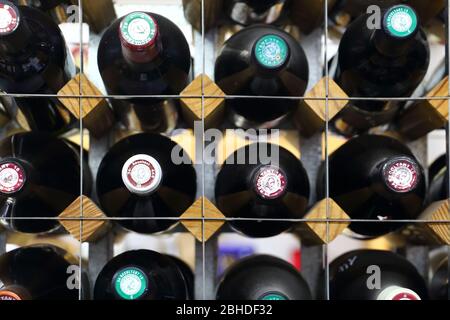 Différentes bouteilles de vin dans une cave Banque D'Images