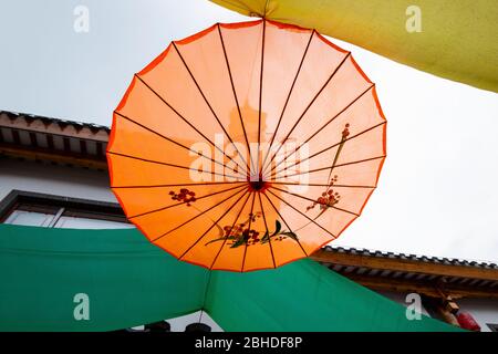 Parasols en papier suspendus dans l'air Banque D'Images