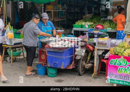 La boutique de poissons frais dans la rue avec son vendeur montrant le style de vie thaïlandais original à Prachuabkirikhan Thaïlande le 10 juin 2017 Banque D'Images