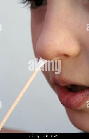 Ecouvillon de prise pour enfant. Examen médical. Enfant de test médical. Banque D'Images