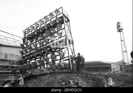 Les célèbres projecteurs anciens du stade Molineux en cours de démantèlement 28/5/1993 photo de DAVID BAGNALL Banque D'Images