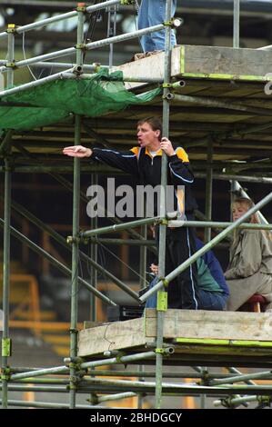 Graham Turner, manager des Wolverhampton Wanderers, criant des instructions depuis un stand de fortune alors que son équipe jouait Peterborough United le 5/9/1993 PHOTO DE DAVE BAGNALL Banque D'Images