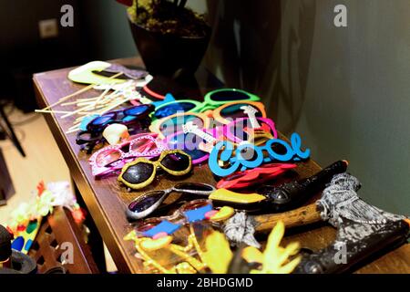 Accessoires amusants, chapeaux, lunettes et moustaches pour le mariage Banque D'Images