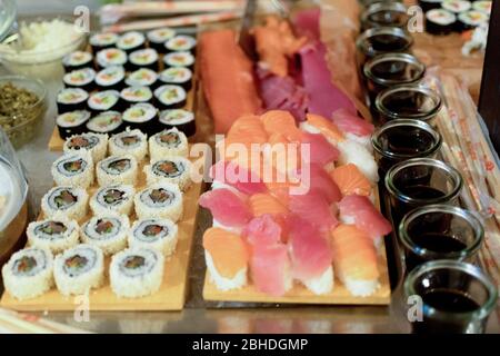 Accessoires amusants, chapeaux, lunettes et moustaches pour le mariage Banque D'Images
