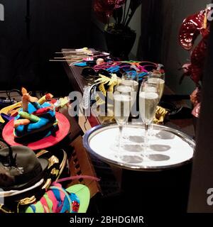 Accessoires amusants, chapeaux, lunettes et moustaches pour le mariage Banque D'Images