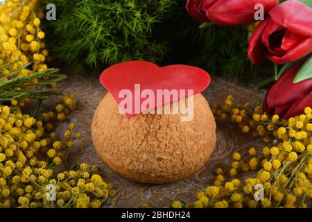 Pâte Chou aux couleurs vives, dessert Chou a la crème. Idéal pour la fête des mères, la Saint-Valentin, la fête des femmes, le concept de joyeux anniversaire. Banque D'Images