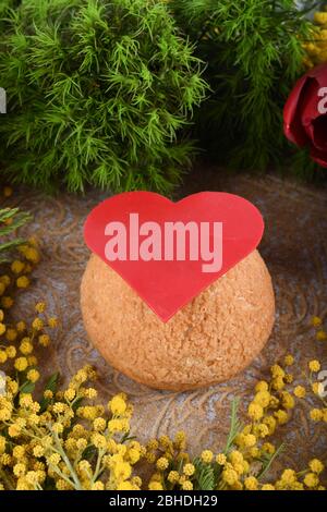 Pâte Chou aux couleurs vives, dessert Chou a la crème. Idéal pour la fête des mères, la Saint-Valentin, la fête des femmes, le concept de joyeux anniversaire. Banque D'Images