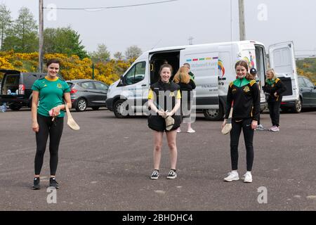 Cork, Irlande. 25 avril 2020. Collection Glen Rovers Camogie Cork Penny Dinners, Cork City. (LToR) Emma Murphy, Emily O Mara et Sarah Murphy de Glen Rovers Camoghie Club prêtant main à la banque alimentaire d'aujourd'hui. Une banque alimentaire organisée par Glen Rovers Camogie Club pour les dîners de Cork Penny était une énorme suesse aujourd'hui, Spirits étaient des amongs les joueurs et les entraîneurs de Glen Rovers, la communauté de Cork premiers intervenants et les membres d'un crédit de Gardai Siochana: Damian Coleman/Alay Live News Banque D'Images