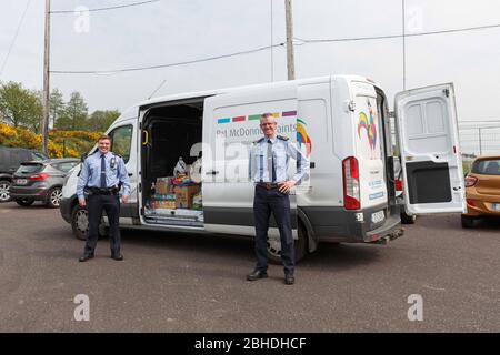 Cork, Irlande. 25 avril 2020. Collection Glen Rovers Camogie Cork Penny Dinners, Cork City. Garda Sean Byrne et Garda Enda Dwyer aujourd'hui à la banque alimentaire une banque alimentaire organisée par Glen Rovers Camogie Club pour Cork Penny dîners a été une énorme suesse aujourd'hui, les esprits étaient des amongs les joueurs et les entraîneurs de Glen Rovers, Communauté de Cork premiers intervenants et membres d'un crédit Gardai Siochana: Damian Coleman/Alay Live News Banque D'Images