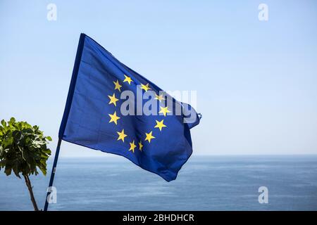 Die Flagge der europäischen Union weht am Cap bei Santa Maria di Leuca, dem Scheitelpunkt zwischen der Adria und dem ionischen Meer in Süditalien. Banque D'Images