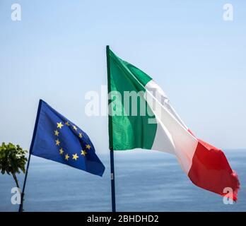 Die Flagge der europäischen Union weht neben der Flagge von Italien im Wind auf der Klippe von Santa Maria di Leuca, dem südöstlichten Punkt von Itali Banque D'Images