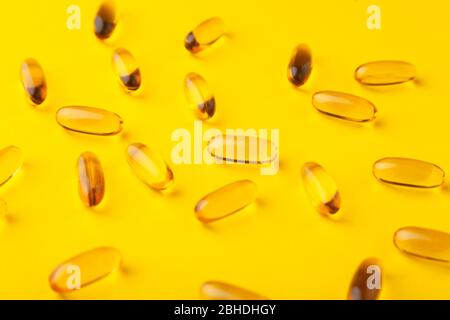 Gros plan huile de poisson d'or Softgel acides gras capsules dispersées Banque D'Images