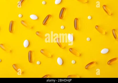 Beaucoup de médicaments pharmaceutiques dispersés vitamines, pilules, huile de poisson softgel, comprimés Banque D'Images