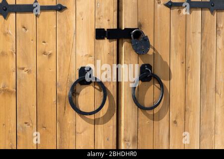 Porte en bois avec poignées en métal gros plan Banque D'Images