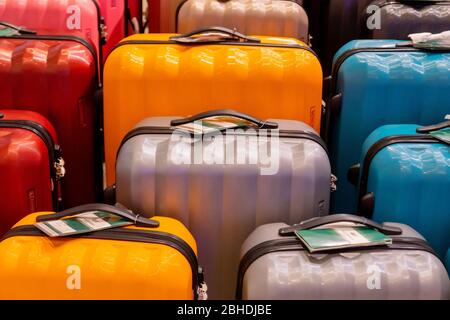 Le nouveau sac de voyage coloré élégant empilé et montré au client dans le centre commercial Blueport Hua Hin, Thaïlande 15 février 2019 Banque D'Images