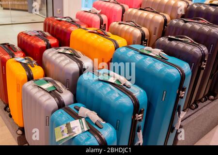 Le nouveau sac de voyage coloré élégant empilé et montré au client dans le centre commercial Blueport Hua Hin, Thaïlande 15 février 2019 Banque D'Images