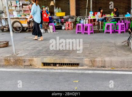 Les rats sales sortant des eaux usées se tiennent dans la rue de Bangkok, Thaïlande 5 janvier 2019 Banque D'Images