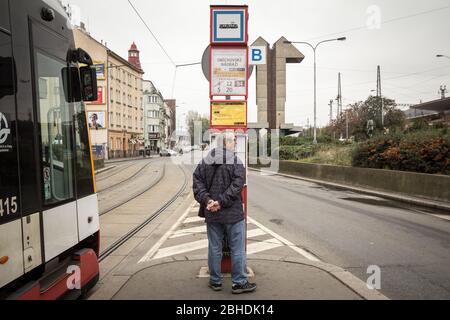 PRAGUE, TCHÉQUIE - 3 NOVEMBRE 2019: Homme regardant les horaires des lignes de Smichovske nadrazi arrêt sur le tram de Prague. Géré par DPP, Prazske Tramvaji Banque D'Images