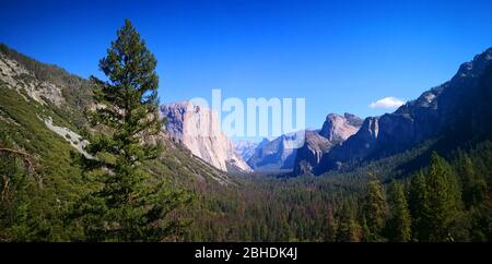 Parc national de Yosemite avec vue depuis tunnel-View sur El Capitan et la vallée de Yosemite en Californie, Etats-Unis Banque D'Images