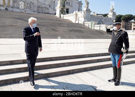 Roma, Italie. 24 juillet 2019. Sergio Mattarella portant un masque Rome 25 avril 2020. Piazza Venezia, Altare della Patria. Le Président italien de la République établit une couronne sur le Monument au Soldat inconnu à l'occasion de l'anniversaire de la libération de l'Italie du fascisme nazi. PHOTOS DE LA PISCINE par photo Paolo Giandotti Presidenza della Repubblica/INSIDEFOTO crédit: Insidefoto srl/Alay Live News Banque D'Images