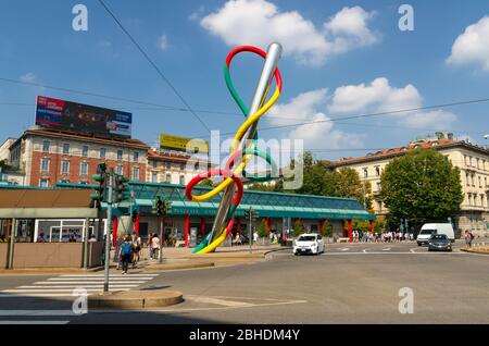 Milan, Italie, 9 septembre 2018 : Needle, Thread et Knot ago, Filo e Nodo œuvres multicolores de Claes Oldenburg et Coosje van Bruggen sur la place Piazzale Cadorna près de la gare de Cadorna Banque D'Images