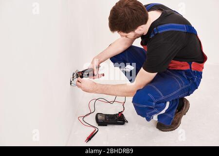 pince à sertir sur les mains de l'homme. installation, réparations dans le nouveau plat Banque D'Images