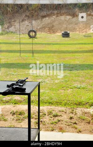 Fusil à carabine M4A1 sur une table dans la cour de tir. Banque D'Images