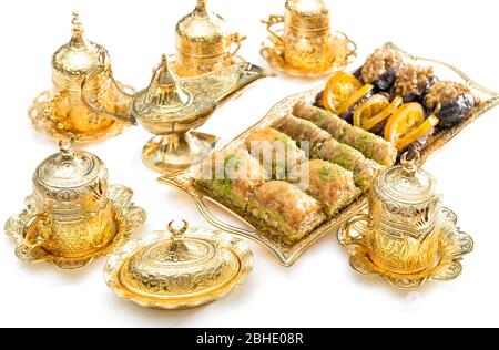 Mets arabes délicieux, tasses à thé et plats dorés. Ramadan kareem Banque D'Images