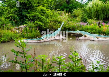 Les deux Teleosaurus, modèles dans Crystal Palace Park, Londres, Royaume-Uni Banque D'Images