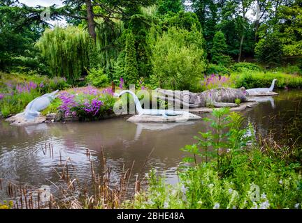 L'Ichthyosaurus en arrière-plan dans le Crystal Palace Park, Londres, Royaume-Uni Banque D'Images