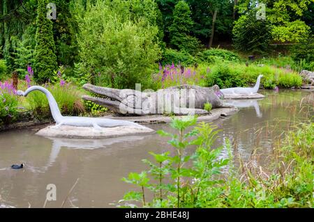 L'Ichthyosaurus en arrière-plan dans le Crystal Palace Park, Londres, Royaume-Uni Banque D'Images