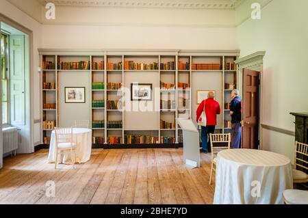 Vieux livres sur une étagère au Fulham Palace, Londres, Angleterre, Royaume-Uni Banque D'Images