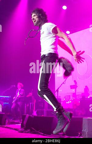 LONDRES, ANGLETERRE - Sergio Pizzorno de Kasabian se produit sur scène à la 02 Academy Brixton, Londres le jeudi 4 décembre 2014 (crédit: Ryan Dinham | MI News) Banque D'Images