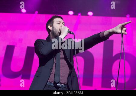 LONDRES, ANGLETERRE - Tom Meighan de Kasabian se produit sur scène à la 02 Academy Brixton, Londres le jeudi 4 décembre 2014 (crédit: Ryan Dinham | MI News) Banque D'Images