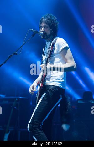 LONDRES, ANGLETERRE - Sergio Pizzorno de Kasabian se produit sur scène à la 02 Academy Brixton, Londres le jeudi 4 décembre 2014 (crédit: Ryan Dinham | MI News) Banque D'Images