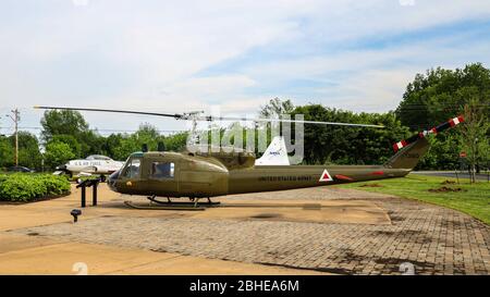 Les Iroquois de la série UH-1 de Bell, mieux connus sous le nom de « Huey », sont exposés au Aviation Heritage Park, Bowling Green, Kentucky, États-Unis Banque D'Images