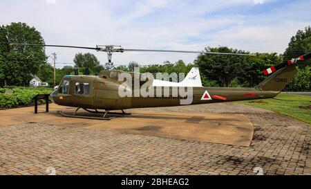 Les Iroquois de la série UH-1 de Bell, mieux connus sous le nom de « Huey », sont exposés au Aviation Heritage Park, Bowling Green, Kentucky, États-Unis Banque D'Images